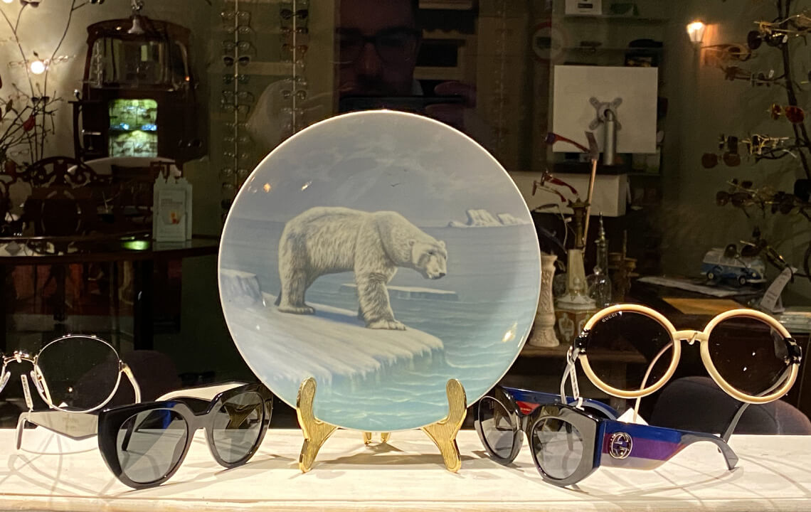 Designerbrillen und Teller mit Eisbär bei Brillen im Schmiedehof
